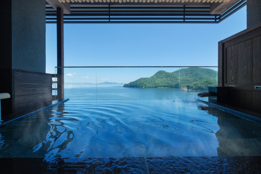 【しまなみの湯‐大浴場】青くどこまでも広がる海と一体化するような瞬間を。