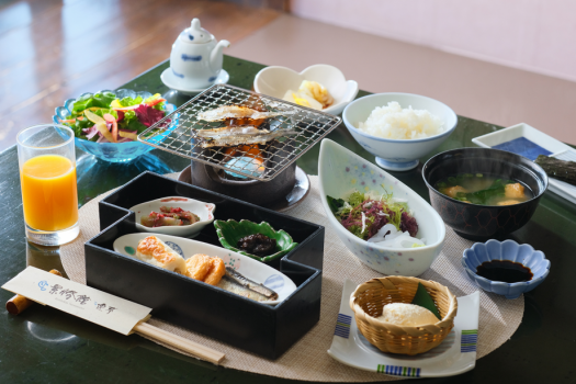 ＜ご朝食＞自家製ざる豆腐に干物など、朝から身体にやさしく、ご飯がすすむおかずが揃います。