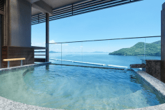 【月光の湯‐大浴場】空の明るさを目一杯に感じる日中に、深い青に染まる夜と異なる雰囲気が楽しめます。