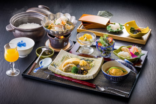 【和朝食】御造りや日替わり小鉢など、四季折々の旬を感じる多彩な品々と、具材たっぷりの海鮮みそ汁を(※イメージ)