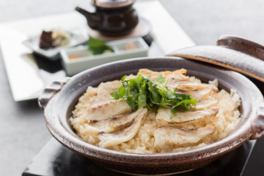 遠音近音の名物「鯛釜飯」は、広島産コシヒカリを使用し、お米を炊くだし汁にもこだわった釜飯です