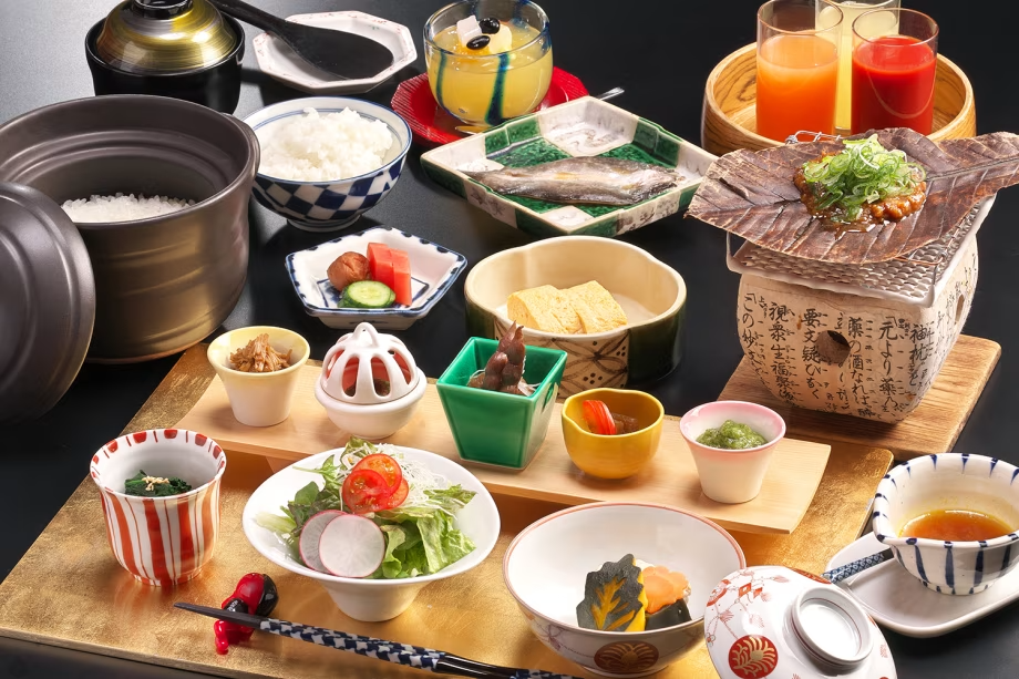 【ご朝食：和定食】どれから食べるか迷うほどの豊富なおかずたち。郷土料理「朴葉みそ」もごはんが進みます