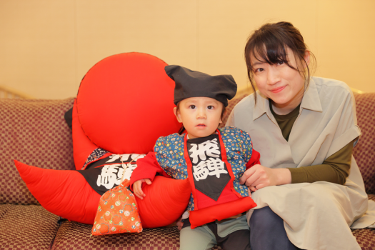 小さなお子様用に、飛騨の「さるぼぼ」の衣装もご用意♪家族旅行の記念撮影にどうぞ。