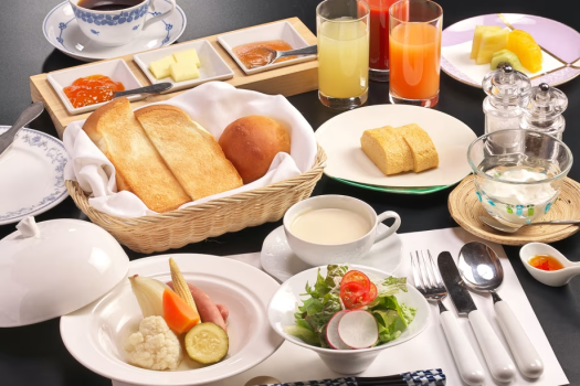 【ご朝食：洋定食】ポトフやパンに新鮮サラダ、自慢のだし巻きもございます