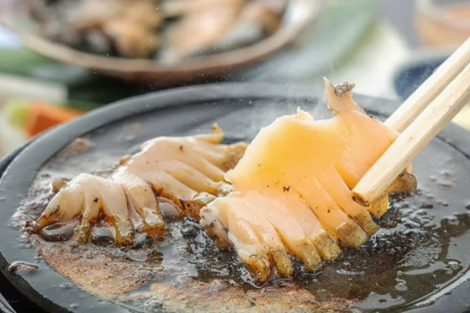 新鮮な活あわびを手作りバターで香ばしくステーク。磯の香りとあわびの食感が楽しめる1品です。