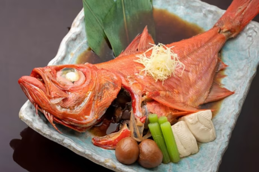 【名物料理】金目鯛のあたみ煮は調理長特製のタレで煮付けたオリジナルの1品。リピータ様にも評判です。