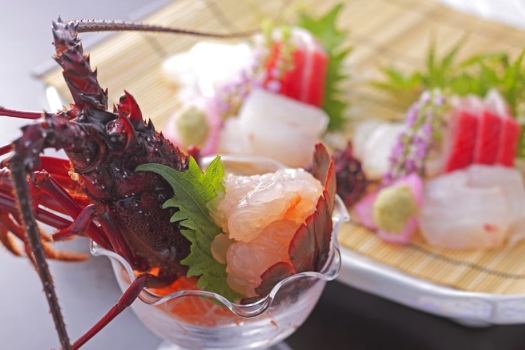 海の味覚の王様、伊勢海老のお造り。芳醇な甘さをお楽しみ下さい。