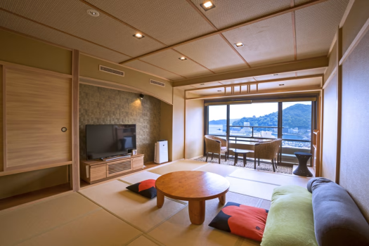 高層階からの眺望が自慢のリニューアル和室。旅館らしいたたずまいが人気のお部屋です。
