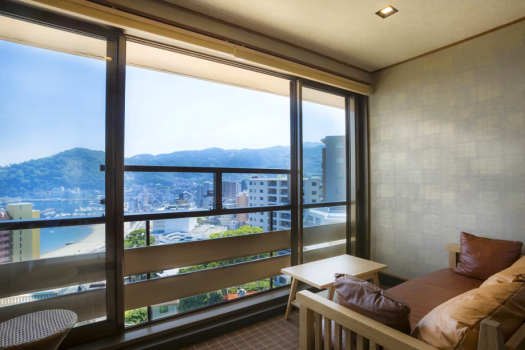 お部屋からは熱海の街並みが見渡せます。花火大会にも人気のロケーションです。