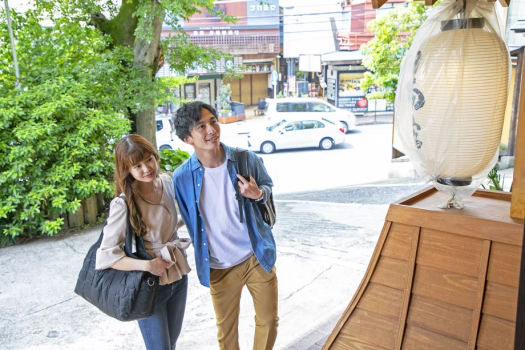 【当館玄関前】湯宿一番地は駅から徒歩圏内の好立地！