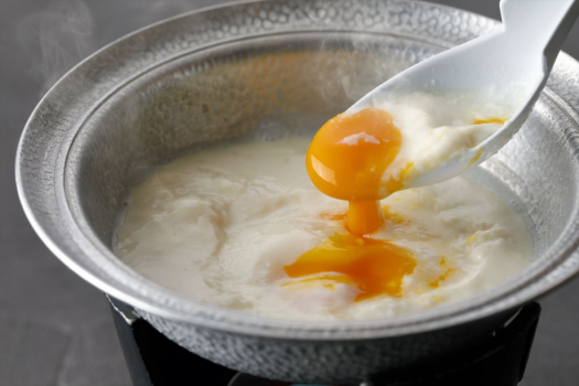 【こだわり料理】最高級の豆乳と天然にがりで作る手作り豆腐。温玉をからめて・・