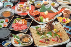 湯宿一番地の最上級お料理コース「あたみ季味膳<上>」伊豆の贅沢食材を存分に!ワンランク上の料理です。(金目鯛あたみ煮と伊勢海老のお造りは2名様に付き1尾)