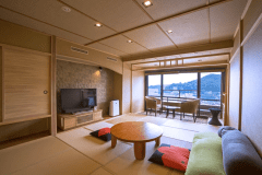 高層階からの眺望が自慢のリニューアル和室。旅館らしいたたずまいが人気のお部屋です。