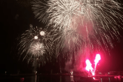熱海の海上花火大会はまるで劇場の臨場感。光と音の饗宴を心行くまでお楽しみ下さい。（当館屋上より）