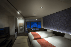 【プレミアムツイン展望風呂付客室（禁煙）】2018年リニューアル。お部屋で温泉が楽しめるワンランク上の洋室タイプのお部屋です。