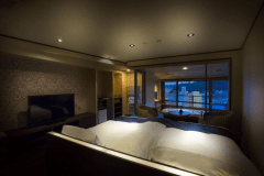 【プレミアムツイン展望風呂付客室（禁煙）】2018年リニューアル。お部屋で温泉が楽しめるワンランク上の洋室タイプのお部屋です。