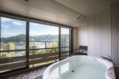 【プレミアムツイン展望風呂付客室（禁煙）】熱海の美しい景色を眺めながら、源泉温泉のお風呂で湯浴みをお楽しみいただけます。