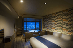 【プレミアダブル展望風呂付き客室（禁煙）】熱海の街並みを望むビューバス付きダブルルーム