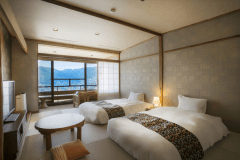 【デラックス和のツイン（禁煙）】広縁の大きな開放的な窓からは、サンビーチや熱海の街並みを一望。