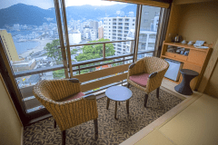 【デラックス和室タイプ（禁煙）】熱海の街並みを望むロケーションの良さが自慢のお部屋です。