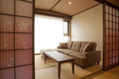 【民芸モダンルーム和室A（喫煙可）】快適で温もりを感じるインテリアは、木や土などの素材と日本の伝統にこだわりました。