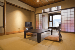 【民芸モダンルーム和室A（喫煙可）】女性の為の新タイプの和室がコンセプト。彩り豊かなカラフル障子がカワイイと人気のお部屋です。