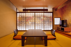 【民芸モダンルーム和室A（禁煙）】女性の為の新タイプの和室がコンセプト。彩り豊かなカラフル障子がカワイイと人気のお部屋です。