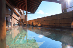 【大浴場 芭蕉の湯】２本の自家源泉所有。自慢の温泉を２つの露天風呂（交代制）で満喫してください。