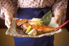 【名物料理】金目鯛のあたみ煮は調理長特製のタレで煮付けたオリジナルの1品。リピータ様にも評判です。