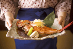 【名物料理】金目鯛のあたみ煮は調理長特製のタレで煮付けたオリジナルの1品。リピータ様にも評判です。