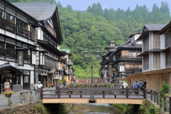 【夏の銀山温泉】大正浪漫の郷愁を感じるノスタルジックな町並み！