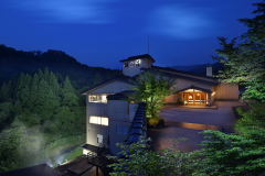 【外観夜景】銀山荘は銀山温泉の中において建物としてもサービスとしても近代的な仕様になっております。