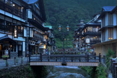 【夏の銀山温泉】大正浪漫の郷愁を感じるノスタルジックな町並み！