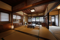 【川側客室】温泉街と銀山川を眺める二間続きの和室