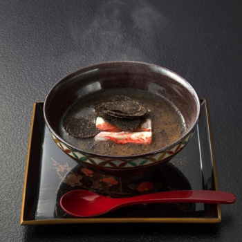 ニューヨークの名店「Bouley」の名物料理「トリュフ茶碗蒸し」を直に教えていただき、和食ならではの引き算をしました。