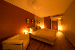 ツインベッドルーム＋バストイレ（ユニットバス・ウォシュレット完備）