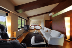 【最上階】デザインルーム＜50平米＞柔らかく照らし出す照明やこだわりの竹のフローリングを使用（フジ医療のマッサージチェア付）