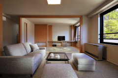 【リーズナブル】和洋室＜50平米＞眺望が訳有りな分お得にご宿泊いただけます♪寝具：布団(4つの内2つの和式布団は起きやすくする為に床から40センチ高くしてあります)