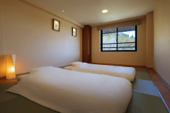 【角部屋】和洋室＜75平米＞寝具は布団となります。6つの内2つの布団は起きやすくする為に床から40cm高くしております。