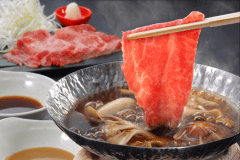 【山採れきのこ鍋のこだわりしゃぶしゃぶ】地場野菜の甘味とキノコの旨味が溶けだした鍋で、飛騨牛と飛騨豚をしゃぶしゃぶにてお召し上がりください