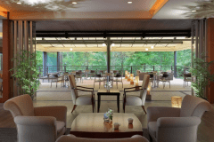 開放感あふれるラウンジでは四季折々の景色をお愉しみいただけます