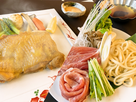 噛むほどに美味しい阿波尾鶏のグリルステーキ＆美容や健康にも良い甘とろ豚と讃岐うどんの寄せ鍋風