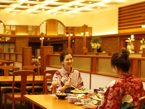お席の間隔を広く取ったお席でお食事を楽しんでいただけるレストラン