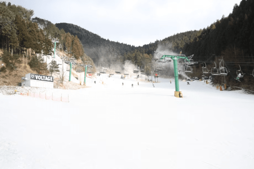 冬のレジャーに最適！久万スキーランドの入場+リフト+レンタルフルセット付きで手ぶらでスキーが楽しめるプランです♪