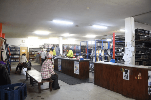 ＜レンタルフルセット＞スキーまたはスノーボード (板、プーツ、ウェア上下、グローブのセット
※スキーの場合ストックも含まれます。）付きでお手軽にウィンタースポーツ体験を！