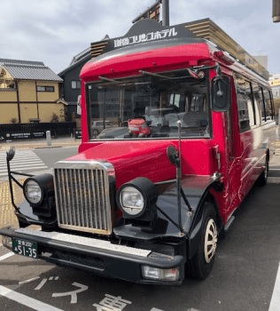 レトロかわいい真っ赤なボンネットバスで、春めく道後・松山をお花見ツアーへGO!