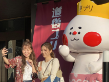 玄関では当館ゆるキャラ“ゆたま王子”がお出迎え♪一緒に記念撮影しよう！