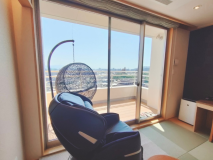 松山城を望み、松山市内を一望できるデッキテラス『風のテラス』がついたお部屋です。