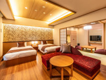 壁紙に『五十崎ギルディング和紙』を設置し、愛媛の匠の技を使った美しい内装に仕上げたベッドルームを持つ露天風呂付和洋室