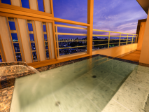 道後温泉引き湯の専用露天風呂でたっぷりのお湯にひたり、お好きなだけ道後のお湯をお楽しみください。